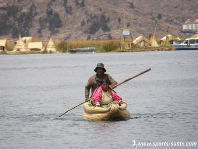 Photo d'Indiens Uros sur une totora au Titicaca